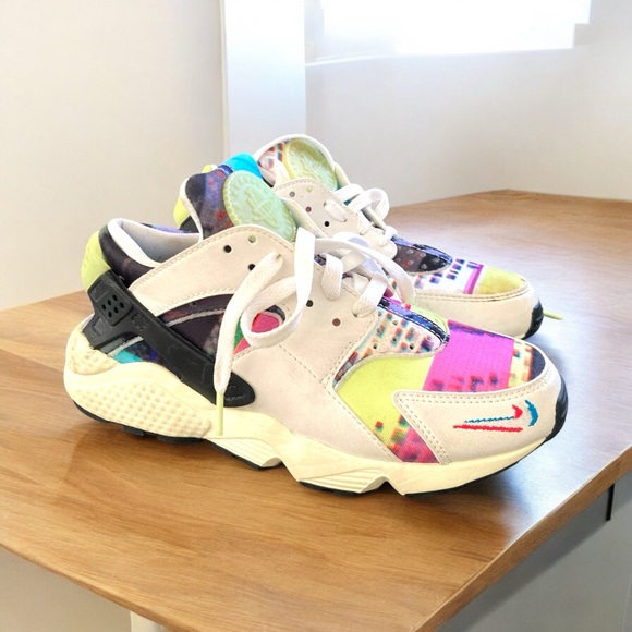 Nike Shoes - Nike Air Huarache SE Women’s size 7.